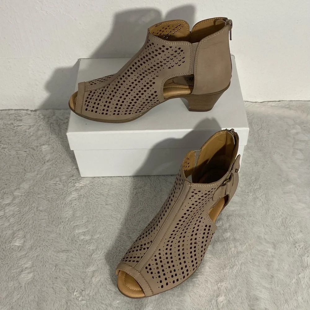 Earth Keri Taupe Soft Buck Peep Toe Perforated Booties Women’s Size 7.5B
